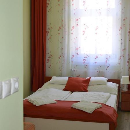 Holdfenyszallas Bed and Breakfast Szeged Buitenkant foto