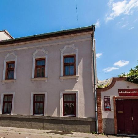 Holdfenyszallas Bed and Breakfast Szeged Buitenkant foto