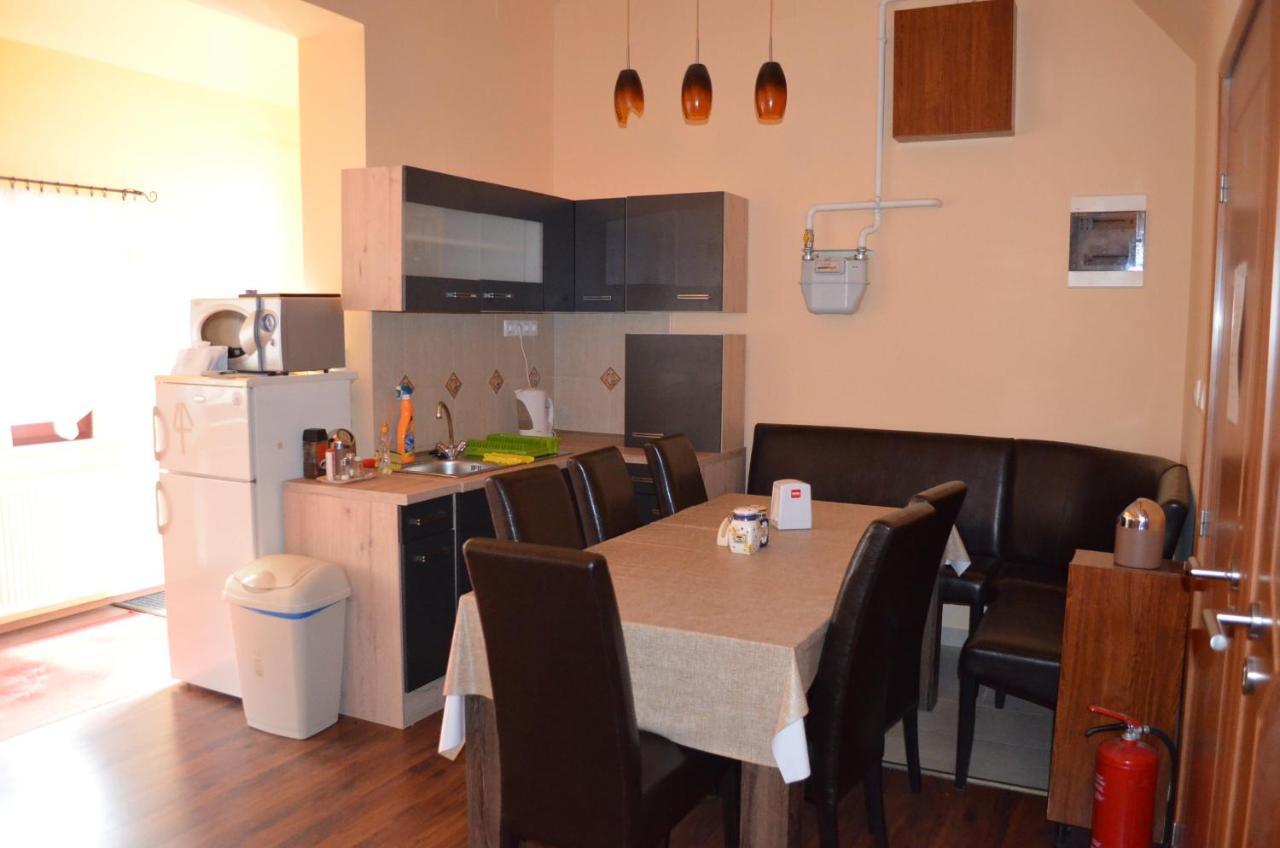 Holdfenyszallas Bed and Breakfast Szeged Buitenkant foto