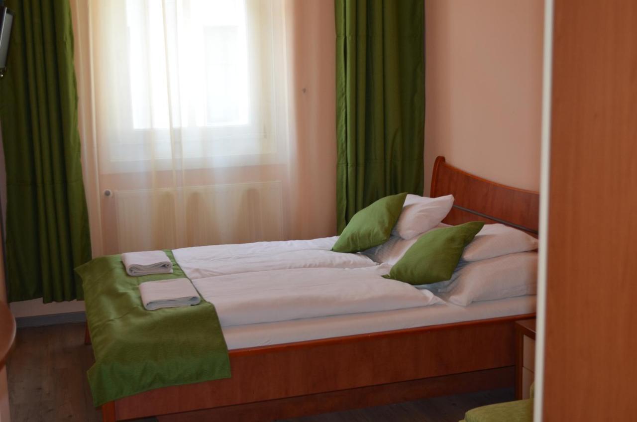 Holdfenyszallas Bed and Breakfast Szeged Buitenkant foto