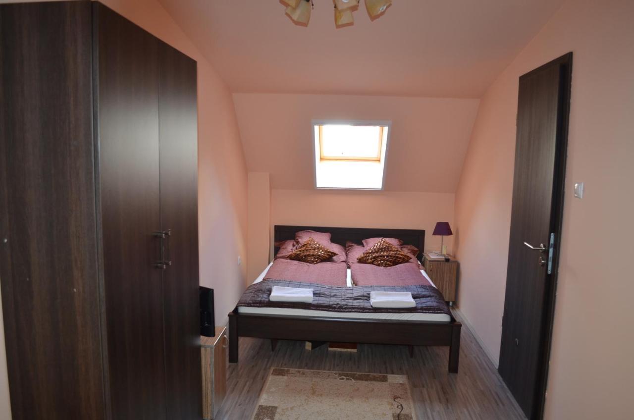 Holdfenyszallas Bed and Breakfast Szeged Buitenkant foto