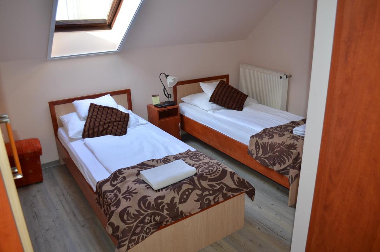 Holdfenyszallas Bed and Breakfast Szeged Buitenkant foto