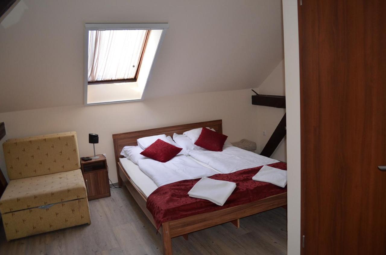 Holdfenyszallas Bed and Breakfast Szeged Buitenkant foto