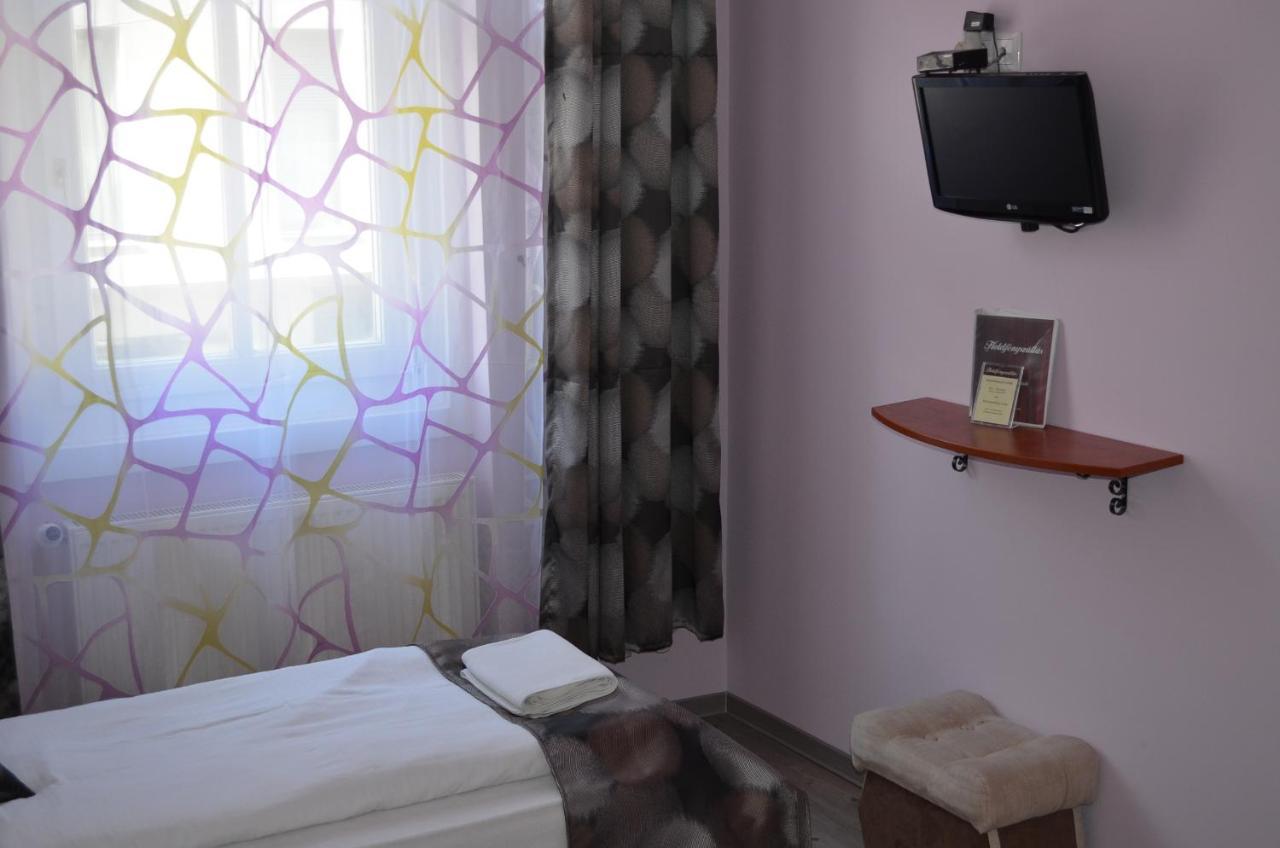 Holdfenyszallas Bed and Breakfast Szeged Buitenkant foto
