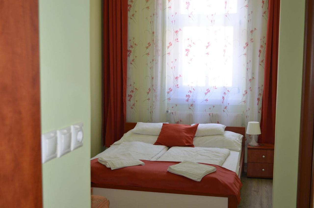 Holdfenyszallas Bed and Breakfast Szeged Buitenkant foto