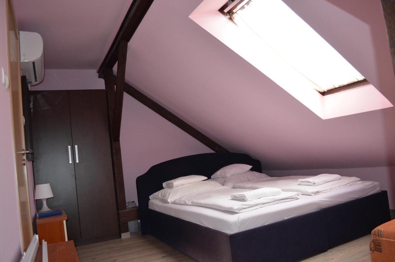 Holdfenyszallas Bed and Breakfast Szeged Buitenkant foto