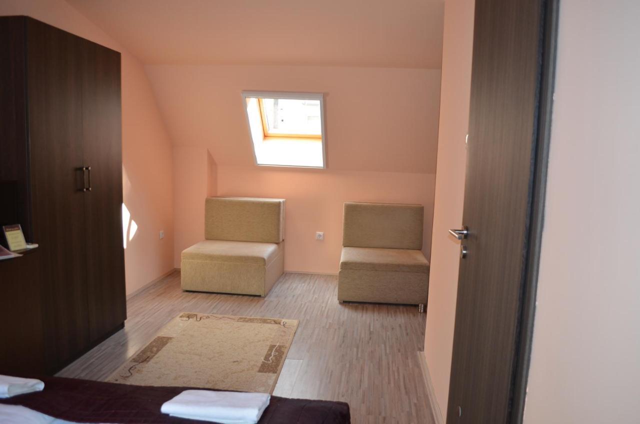 Holdfenyszallas Bed and Breakfast Szeged Buitenkant foto