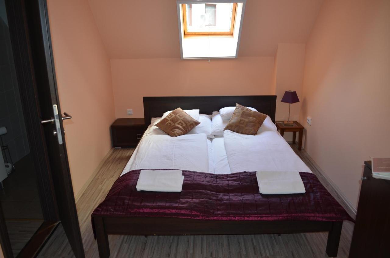 Holdfenyszallas Bed and Breakfast Szeged Buitenkant foto