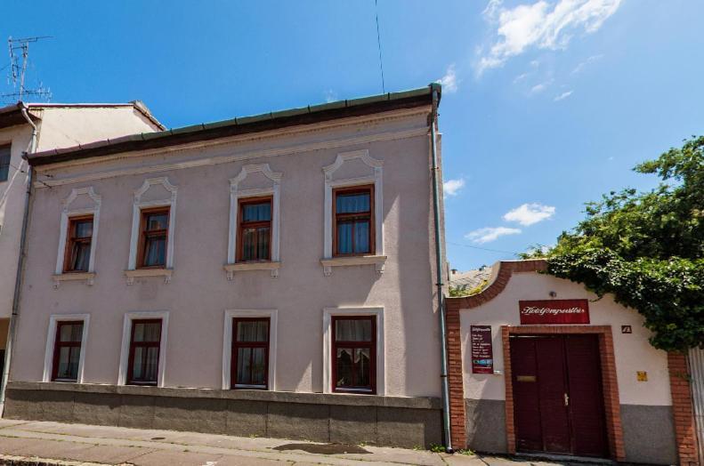 Holdfenyszallas Bed and Breakfast Szeged Buitenkant foto